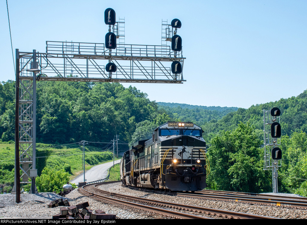 65Q comes under the Signal Bridge at Tunnel 25